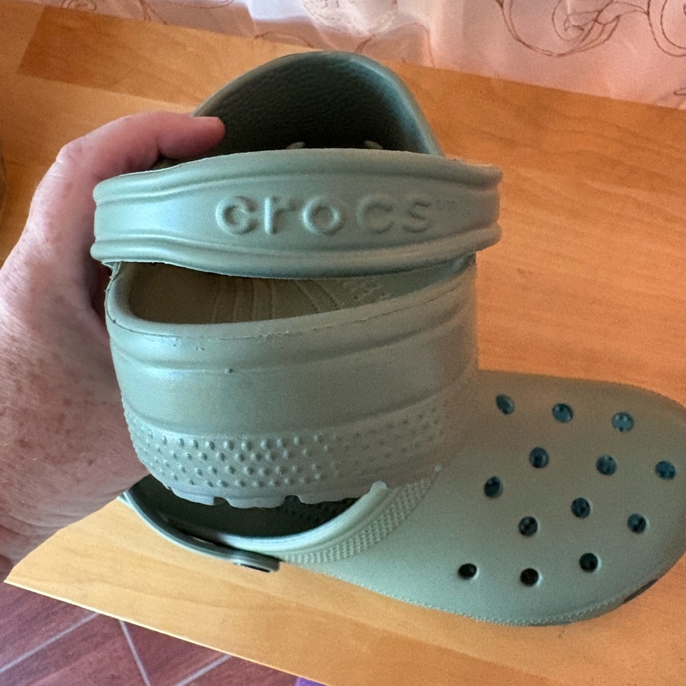 Crocs slip on clogs with back strap, in green. Men’s 8, women’s size 10. NWOT - Picture 4 of 6